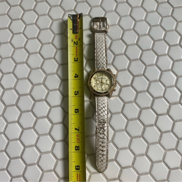 Michael Kors Watch. 5282. Leather Band. Gold Tone with Crystals - Picture 3 of 6